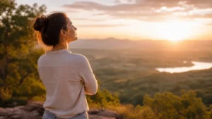 Home cPessoa em ambiente natural com postura confiante representando autovalorização e limites no relacionamento